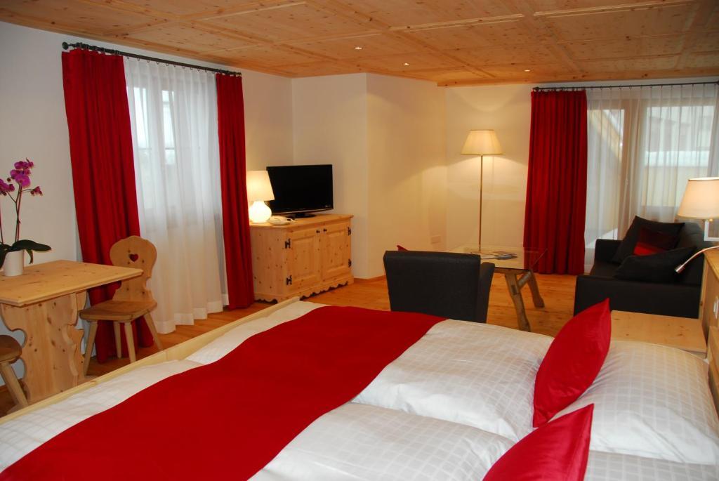 Hotel Engiadina Scuol Rum bild